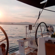 Atardecer en Velero Compartido con Barra Libre y Aperitivo (Barcelona)