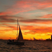 Atardecer Privado en Velero con Barra Libre (Barcelona)