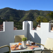 Escapada de 1 o 2 Noches con Desayuno en Apartamentos Rurales de Balcones de Bentomiz (Arenas, Málaga)