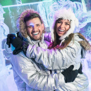 Pack Romántico: Entrada, Bebida y Terraza con Botella de Cava y Bombones para dos en Bar de Hielo Icebarcelona (Barcelona) 