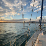 Salida en Velero Privado con Paddle Surf, Aperitivo, Bebidas y Opción a ver el Atardecer (Barcelona)