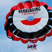 Paseo en Barco con Parasailing, Paddle Surf y Copa de Cava Premium (Torrevieja, Alicante)