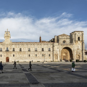 Escapada con Desayuno y Comida o Cena para dos personas en Parador de León 5* (León)