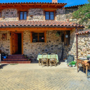 Escapada con Bañera de Hidromasaje en Casa Rural Entre Valles (Benllera, León)