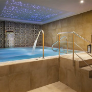 Spa Privado para dos con Botella de Cava, Frutas y Cacao en Hotel Catalonia Santa Justa 4* (Sevilla)