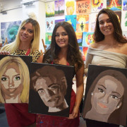 Sesión Art & Wine: Taller de Retratos Personalizados con Vino Ilimitado (Madrid)