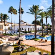 Day Pass: Acceso a Piscina, Hamaca, Crédito Gastronómico y Brocheta de frutas en Inmood San Roque 4* (San Roque, Cádiz)
