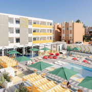 Day Pass con Comida y Bebida en Ryans Lolas 4* (Ibiza)