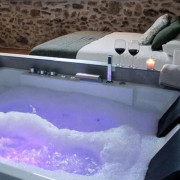 Escapada en Habitación Doble con Jacuzzi y Desayuno en El Esquileo (Buitrago del Lozoya, Madrid)