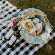 Visita a Bodega Montecillo con Taller de Barricas, Cata de Vinos Premium y Picnic (Navarrete, La Rioja)