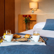 Escapada con Desayuno en Hotel Xalet del Golf 4* y Vuelo en Globo con Fotos y Cava (Girona)