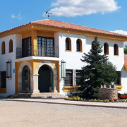 Escapada de 1 o 2 Noches con Desayuno en Hotel Finca Las Beatas (Villahermosa, Ciudad Real)