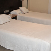 Escapada con Desayuno en Hostal Fuente de la Magdalena (Santa Amalia, Badajoz)