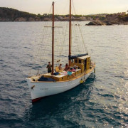Salida en Goleta Jolie Biche con Baño a Illes Formigues (Palamós, Girona)