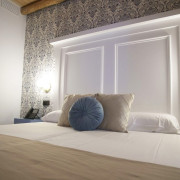 Escapada con Desayuno en Habitación Superior o Deluxe en Hostal Santa (El Rocío, Huelva)