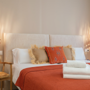 Escapada de 1 o 2 Noches con Desayuno en Hostal Boutique Es Portalet (Sant Feliu de Guíxols, Girona)