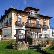Escapada de 1 ó 2 Noches con Desayuno y Botella de Cava en Hotel Palacio La Casona de Cerrazo (Cerrazo, Cantabria)