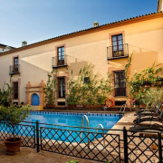 Escapada con Desayuno en Hotel Alcázar de la Reina 4* y Visita Guiada Estándar a Puerto de Indias con Degustación (Carmona, Sevilla)