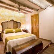 Escapada con Desayuno en Hotel Villa San Jorge con Visita Guiada y Cata de Vinos en Bodega ENATE (Huesca)