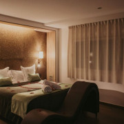 Pack Eros: Escapada con Desayuno, Frutas de la Pasión, Cava y Bombones en Suite Deluxe Natura en La Trobada Hotel Boutique (Girona)
