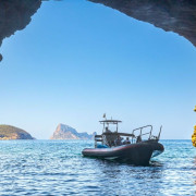 Excursión en Lancha Privada con Snorkel y Stand Up Paddle a Es Vedrà y Atlantis (Sant Antoni de Portmany, Ibiza)