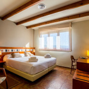 Escapada con Cena y Visita de Enoturismo con Cata de Vinos de la D.O. Pla de Bages en Hotel Mas de la Sala 4* (Barcelona) 