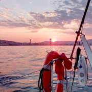 Salida en Velero Compartida con Puesta de Sol y Noche Privada a Bordo para dos (Barcelona)