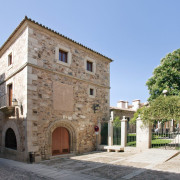 Escapada con Desayuno y Comida o Cena para dos personas en Parador de Cáceres (Cáceres)