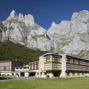 Escapada con Desayuno y Comida o Cena para dos personas en Parador de Fuente Dé (Cantabria)