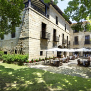 Escapada con Desayuno y Comida o Cena para dos personas en Parador de Santillana Gil Blas (Cantabria)