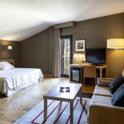 Escapada con Desayuno y Comida o Cena para dos personas en Parador de La Seu d'Urgell (Lleida)