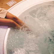 Jacuzzi, Masaje Royal Thai o Pijat Balinés y Masaje Craneofacial Hot Pindas en Jamu Rituals Spa & Massage (Barcelona)