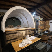 Escapada Lejano Oeste: Escapada con Jacuzzi Privado en Posada La Leyenda (Santillana del Mar, Cantabria)