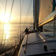 Puesta de Sol, Cena Romántica y Noche en Velero para dos (Málaga)
