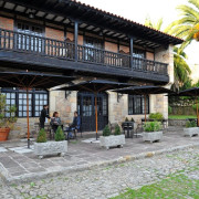Mesa para dos: Comida o Cena para dos personas en Parador de Santillana del Mar (Cantabria)