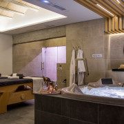 Masaje y Piscina Dinámica con Cava y Bombones para dos en Spa Centro Nature Urban (Jaén) 