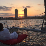 Salida Sunset en Catamarán con Música y Bebida para ver la Puesta de Sol (Barcelona)