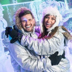 Pack Romántico: Entrada, Bebida y Terraza con Botella de Cava y Bombones para dos en Bar de Hielo Icebarcelona (Barcelona) 