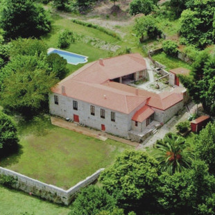 Escapada en Casa Rural Pazo Larache y Cata de Vinos con Visita a Bodega Paco & Lola para dos (Pontevedra) 
