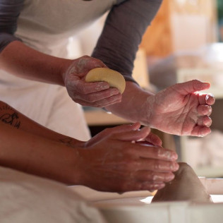Atelier de Tournage de Céramique à la Journée au Studio Terre et Bien-être (Concarneau, Finistère - 29)