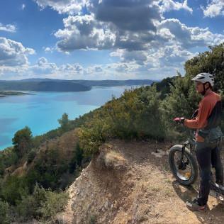 Balade en Trottinette Électrique Tout-Terrain au village de Castellane et autour du Lac de Castillon (Alpes-de-Haute-Provence - 04)