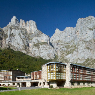 Escapade avec Petit-Déjeuner et Déjeuner ou Dîner pour deux dans un des Paradores en Espagne (98 localisations au choix)