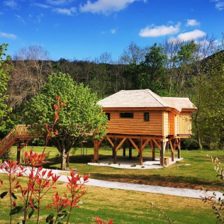 Séjour Insolite : Nuit en Cabane dans les Arbres avec Petit-déjeuner et Accès Privatif au Spa - Week-end (Satillieu, Ardèche - 07)