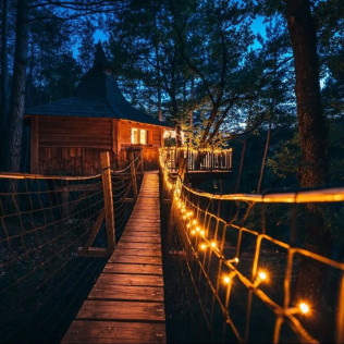 Séjour Insolite : Nuit dans une Cabane avec Petit-déjeuner et Spa Privatif à Alpinest (Serres, Hautes-Alpes - 05)