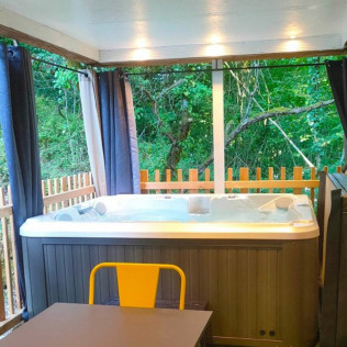 Séjour Insolite en Forêt avec Jacuzzi Privatif à La Féérie des Anges (Illoud, Haute-Marne - 52)