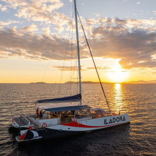 Croisière en Soirée avec Dîner en Catamaran (Var / Bouches-du-Rhône / Alpes-Maritimes)