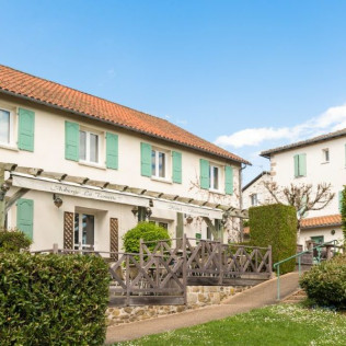 Séjour en Roulotte avec Dîner à l'Hôtel-Restaurant Auberge La Tomette (Vitrac, Cantal - 15)