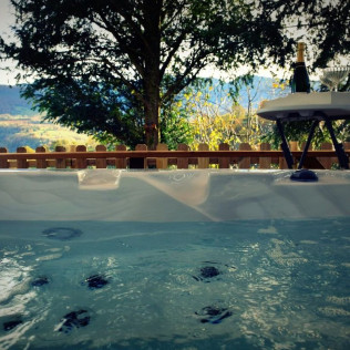 Séjour Insolite : 2 Nuits en Gîte avec Petit-déjeuner et Jacuzzi Privatif dans la Roulotte qui Chuchote (Neuilh, Hautes-Pyrénées- 65)