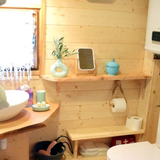 Séjour Insolite : 2 Nuits en Gîte avec Petit-déjeuner et Jacuzzi Privatif dans la Roulotte qui Chuchote (Neuilh, Hautes-Pyrénées- 65)