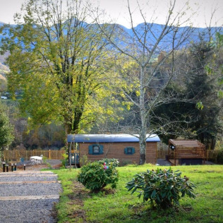 Séjour Insolite : 2 Nuits en Gîte avec Petit-déjeuner et Jacuzzi Privatif dans la Roulotte qui Chuchote (Neuilh, Hautes-Pyrénées- 65)